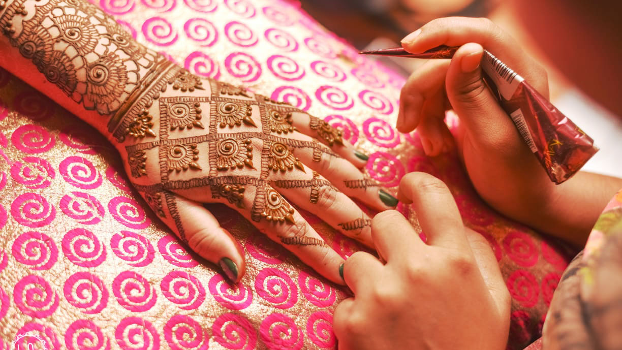 মেহেদির রঙ গাঢ় করার কৌশল
