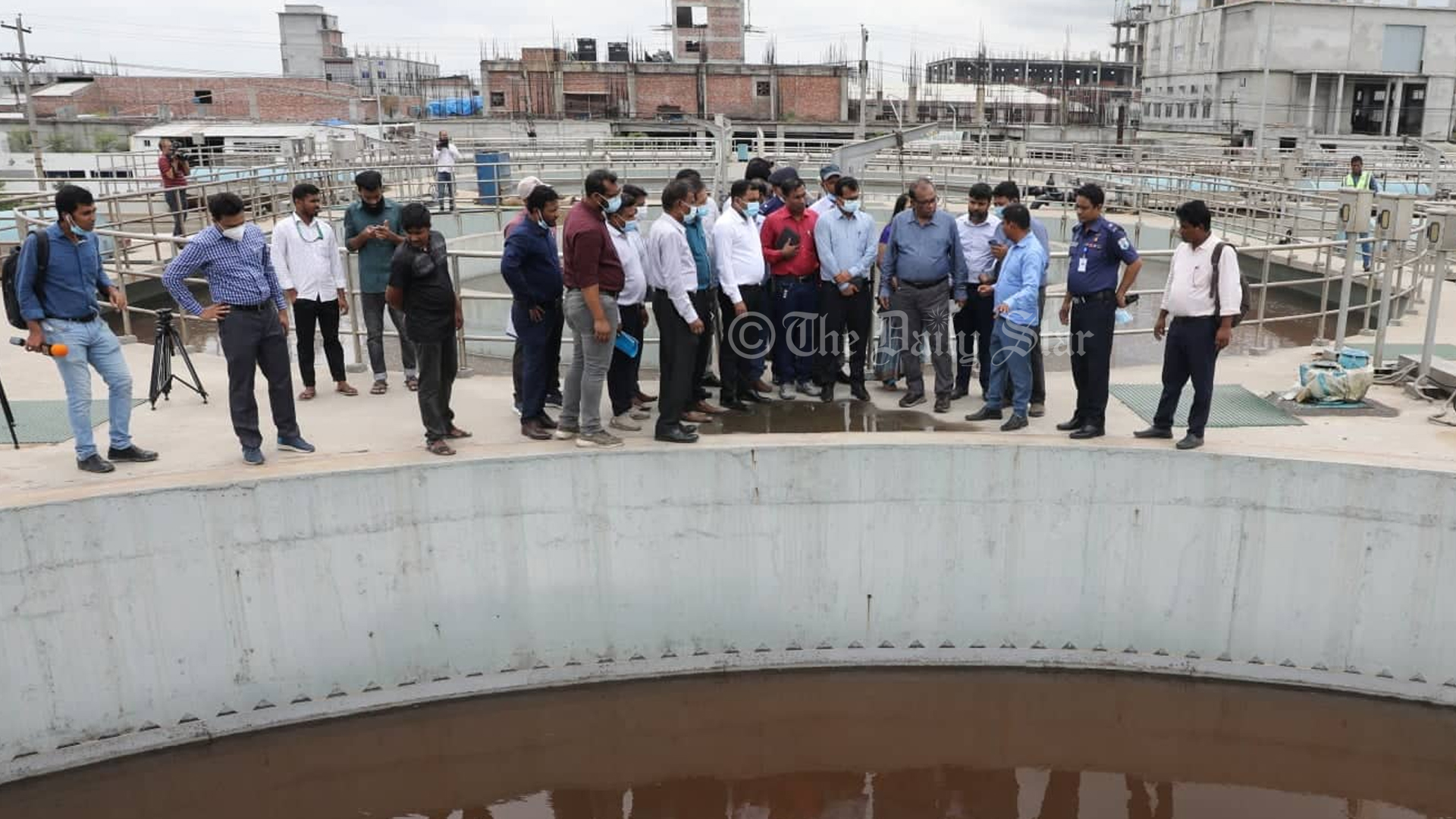 চামড়া শিল্প নগরী পরিদর্শন শেষে হতাশ নদী রক্ষা কমিশনের চেয়ারম্যান