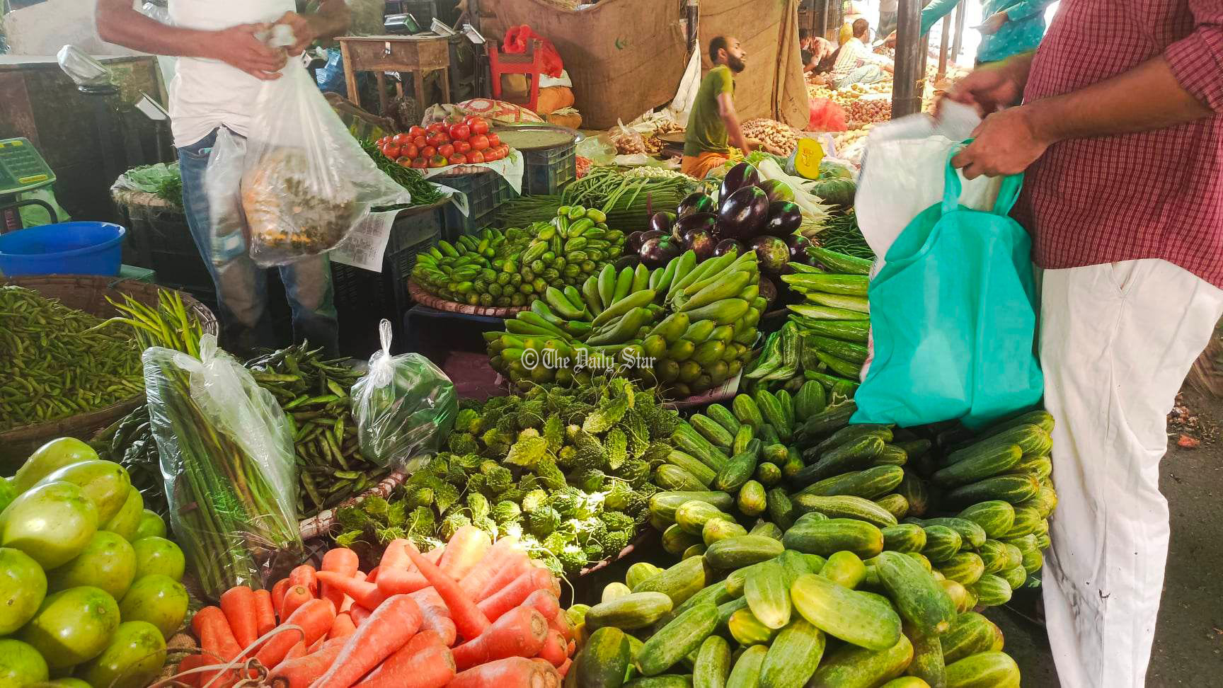 রমজানের আগে আবারো বেড়েছে সবজির দাম, স্বস্তি ছোলাতে