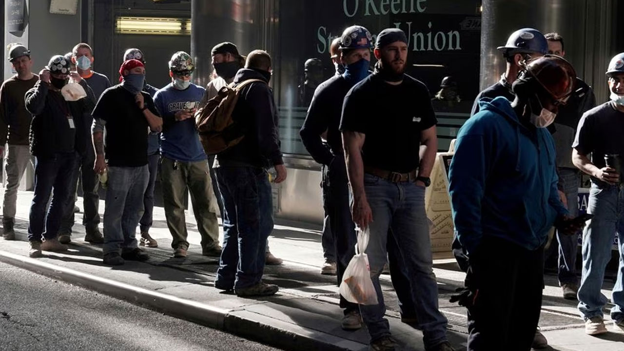 ‘কৃত্রিম বুদ্ধিমত্তার কাছে চাকরি হারাতে পারেন ৩০ কোটি মানুষ’