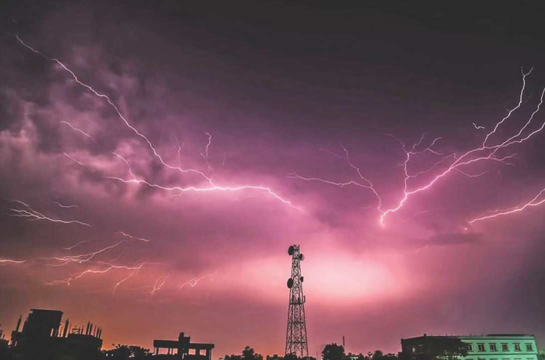 ঝড়-বৃষ্টিতে বৈদ্যুতিক সামগ্রী সুরক্ষায় যা করবেন