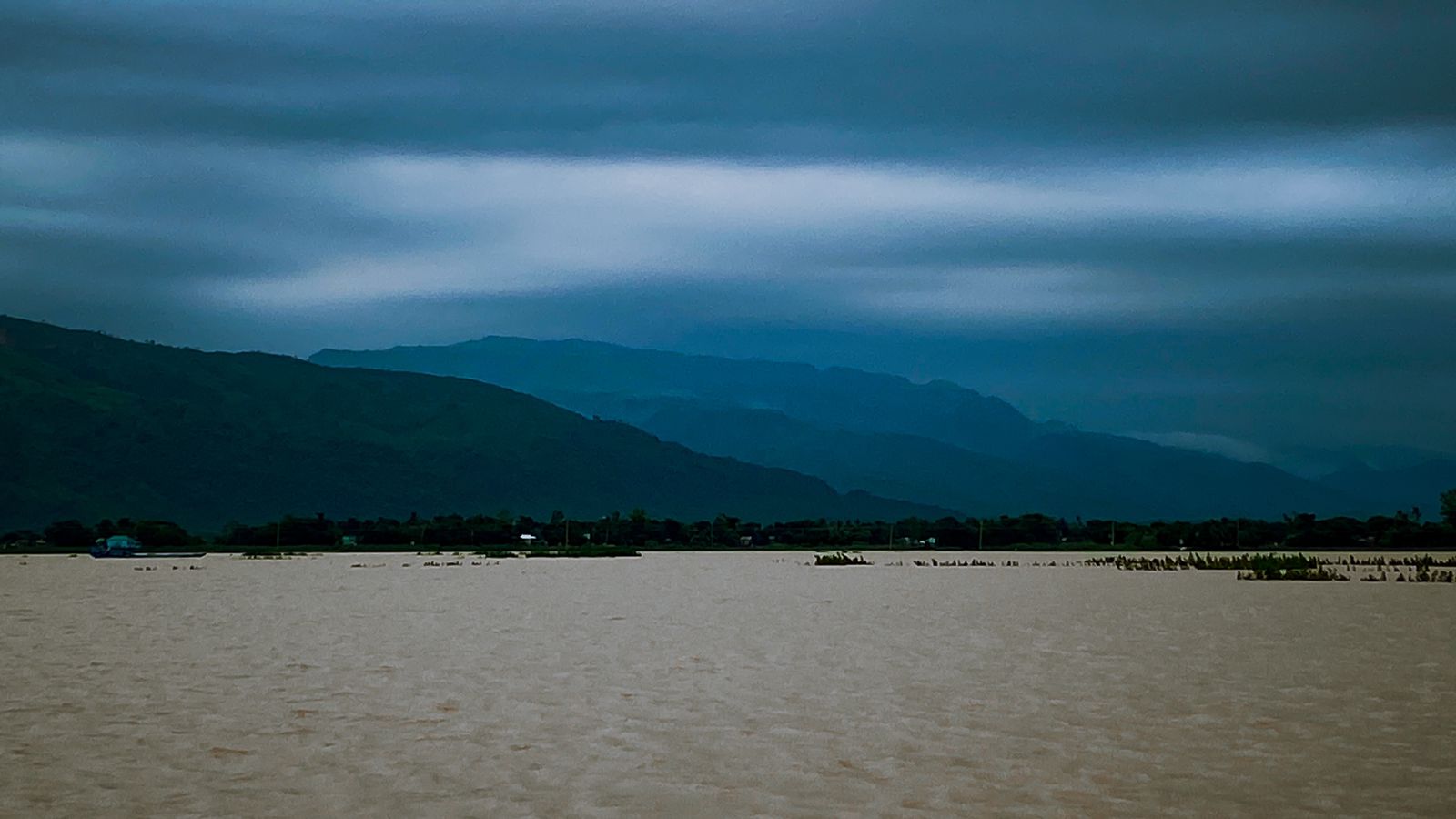 বর্ষায় ঘুরে আসুন টাঙ্গুয়ার হাওর
