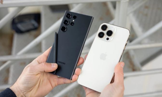 হাইএন্ড ফোনের জগতে আইফোন-অ্যান্ড্রয়েড লড়াই