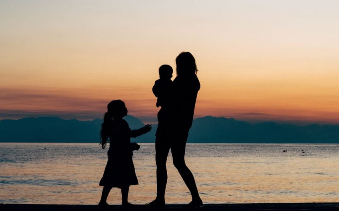 দত্তক নিতে গেলে যেসব আইনি জটিলতা মোকাবিলা করতে হয়