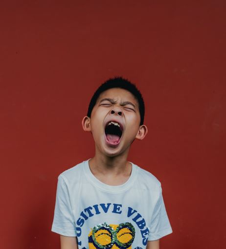 জেদ-রাগে মাটিতে গড়াগড়ি করে শিশু, বাবা-মায়ের জন্য বিশেষজ্ঞ পরামর্শ