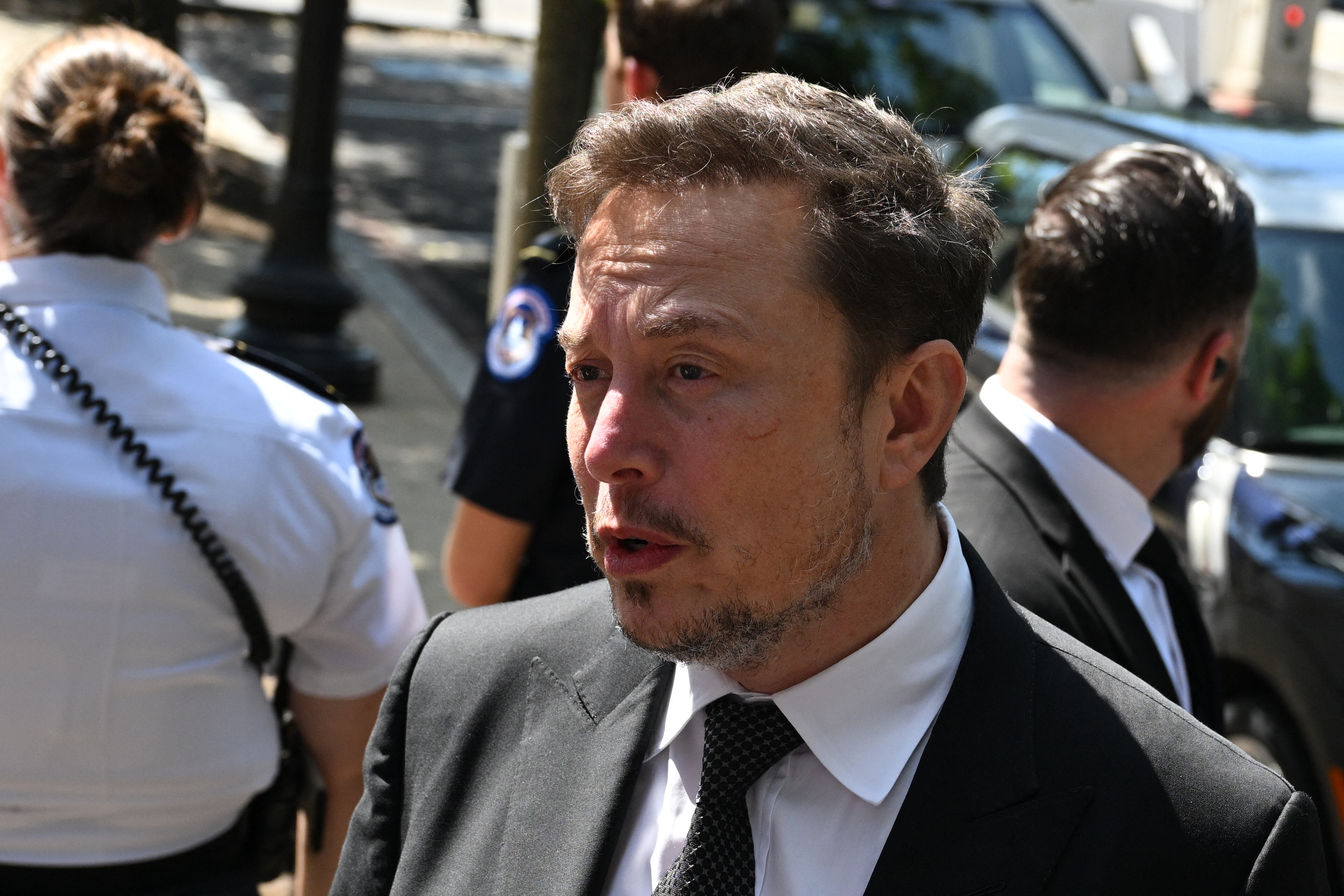 বট অ্যাকাউন্ট ঠেকাতে এক্সে মাসিক চার্জ চালু করতে চান মাস্ক 