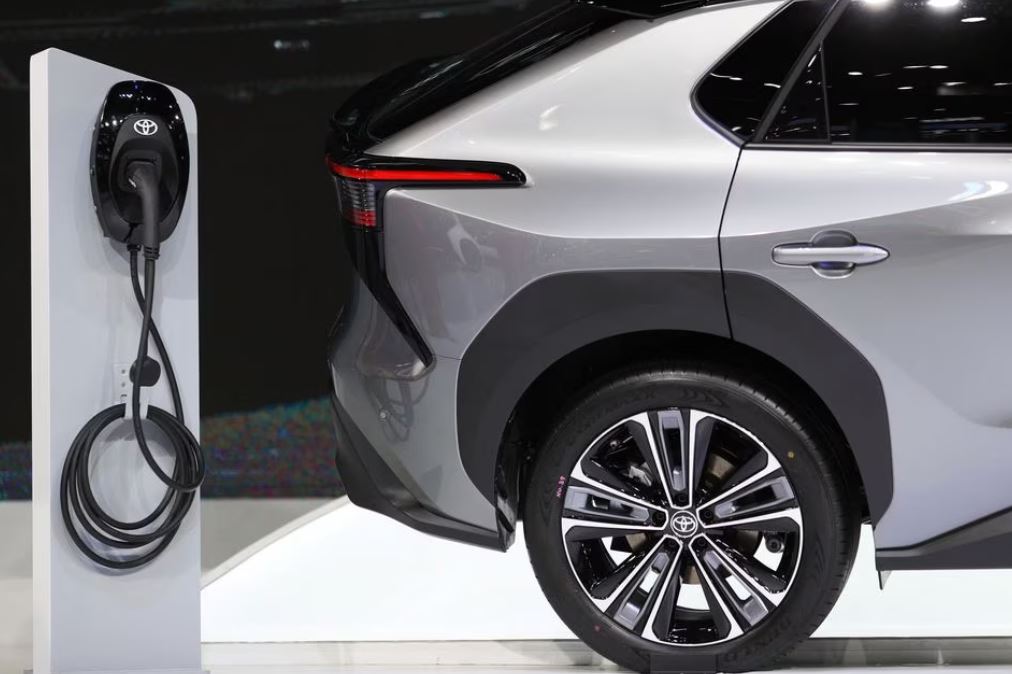 টেসলা, বিওয়াইডিকে টেক্কা দিতে বৈদ্যুতিক গাড়ির উৎপাদন ৩ গুণ বাড়াচ্ছে টয়োটা