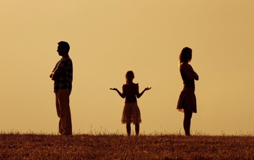 বাবা-মায়ের বিচ্ছেদের প্রভাব কাটাতে শিশুকে যেভাবে সহায়তা করবেন