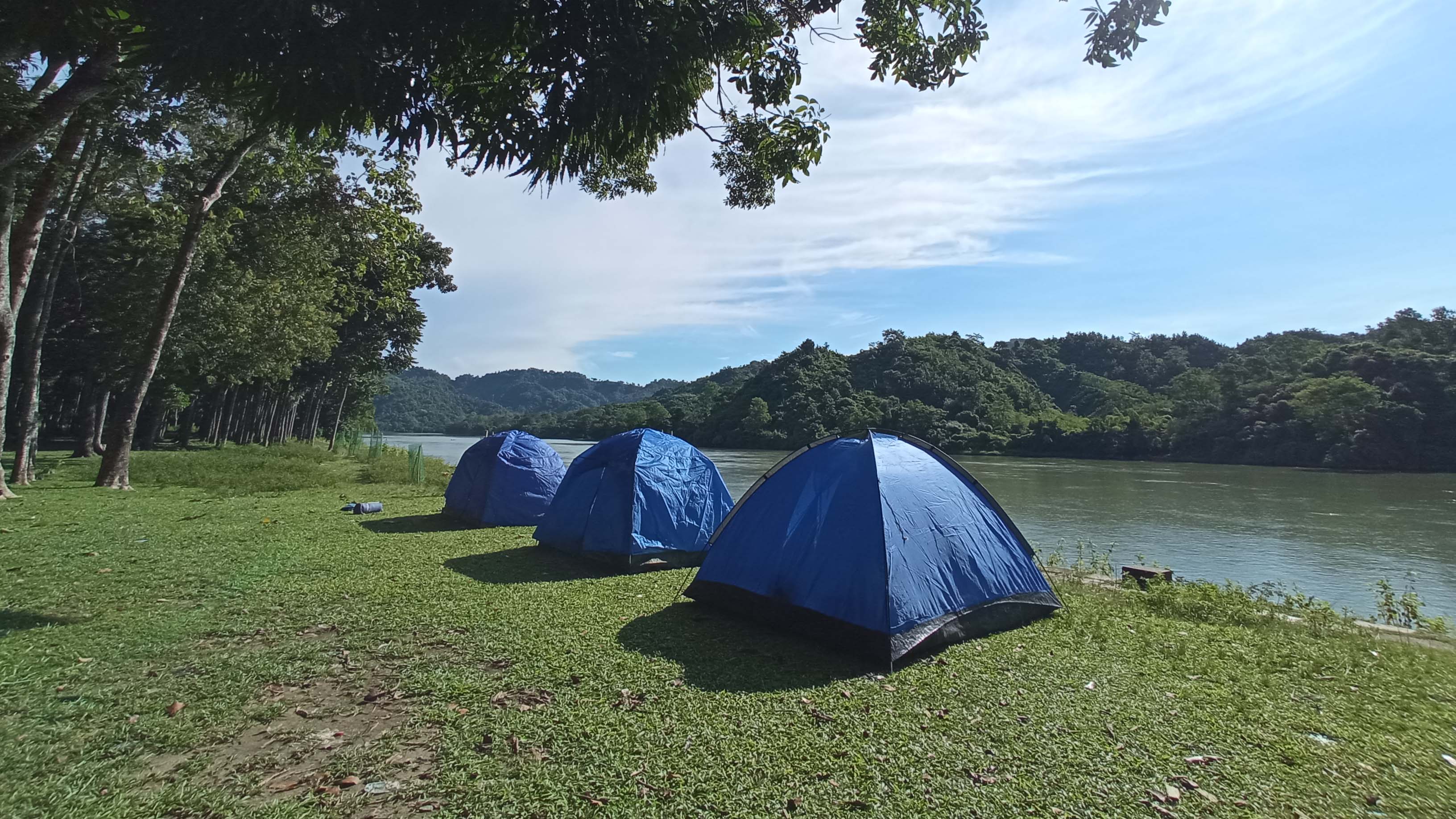 রাঙ্গামাটির কাপ্তাইয়ে কর্ণফুলীর পাড়ে ক্যাম্পিং