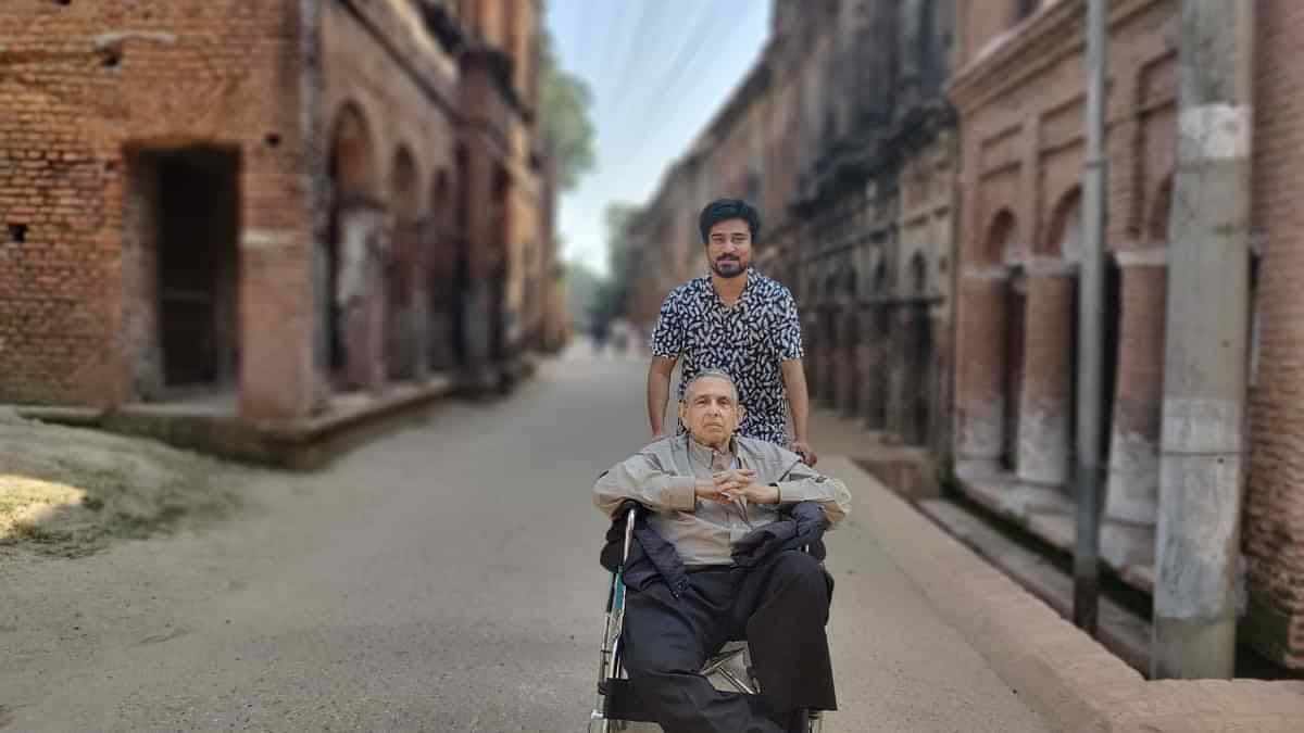 রকির চাকরি ছেড়ে ট্যুরিস্ট গাইড হয়ে ওঠার গল্প