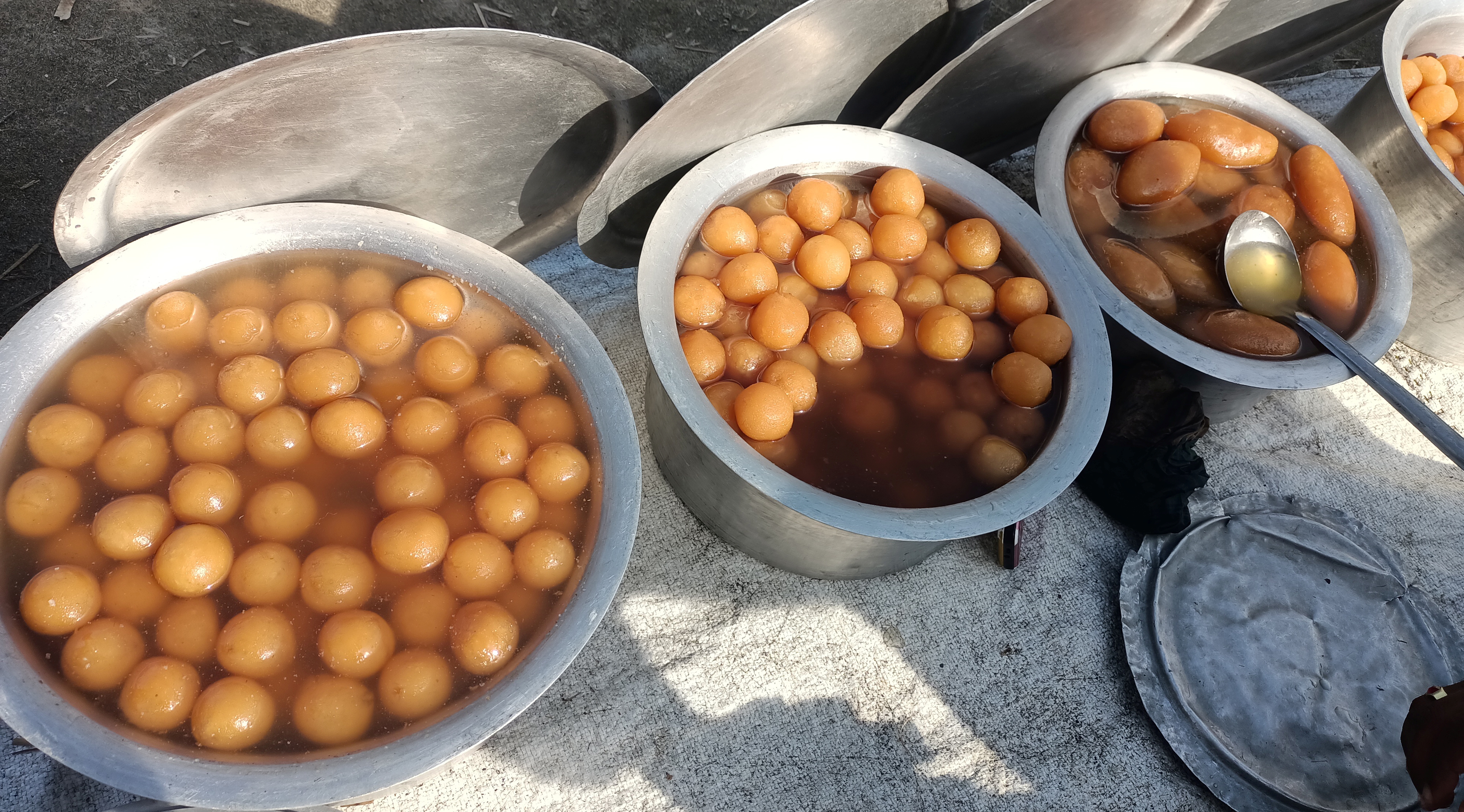 স্বাদে অনন্য কুড়িগ্রামের মহিষের দুধের চমচম