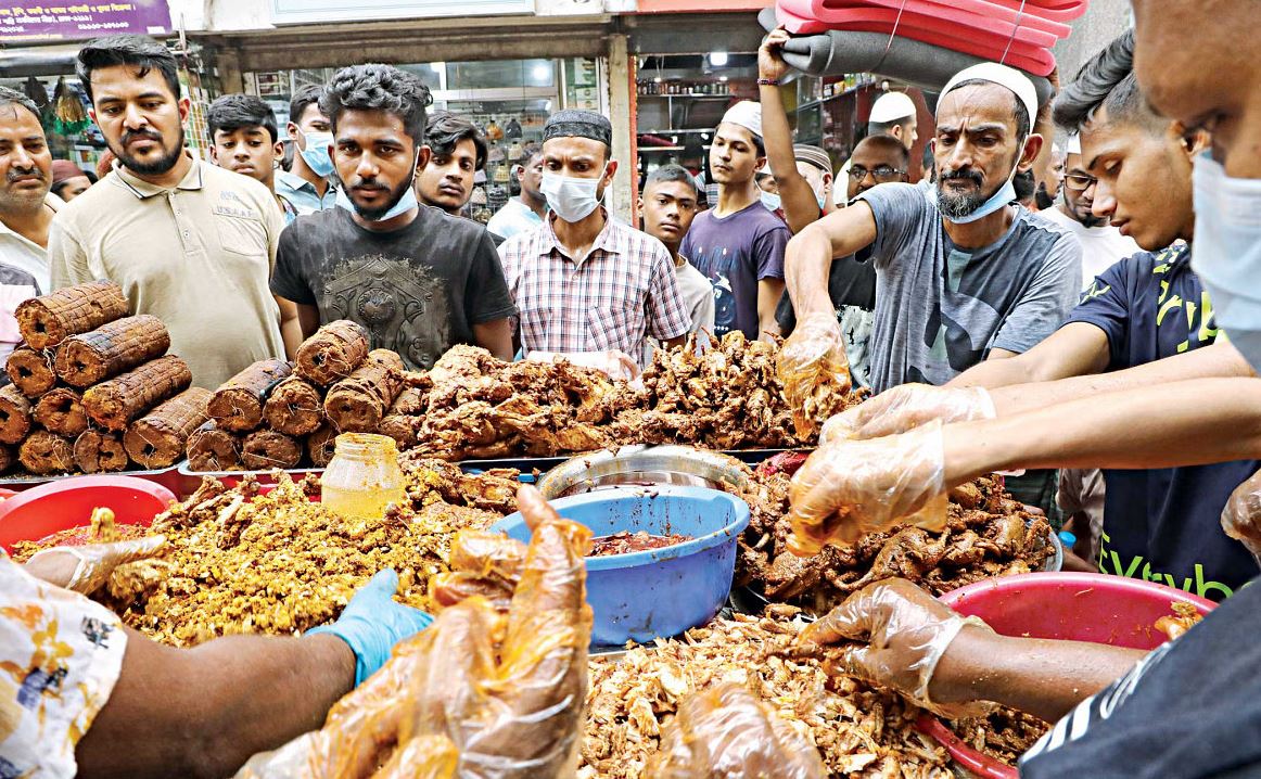 পুরান ঢাকায় ‘বড় বাপের পোলায় খায়’ বনাম ‘সব বাপের পোলায় খায়’