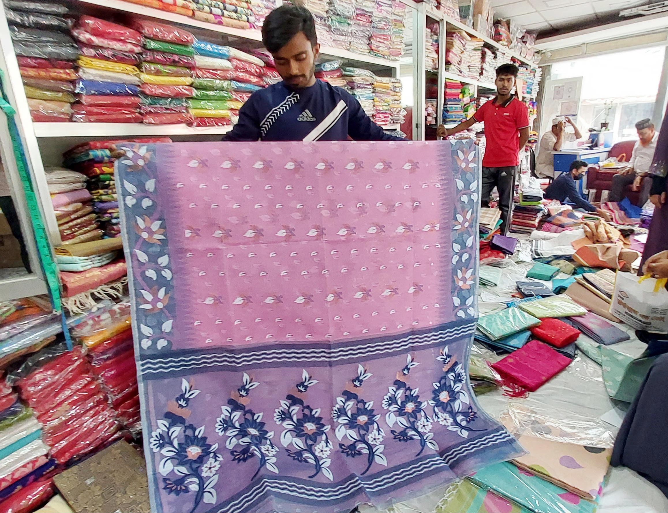 উৎসবে পার্বণে রঙিন টাঙ্গাইল শাড়ি