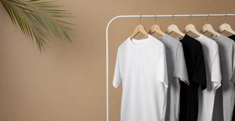 বর্ষায় কাপড়ের স্যাঁতসেঁতে ভাব ও দুর্গন্ধ দূর করার উপায়