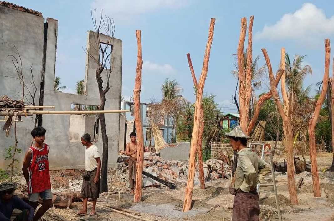 মিয়ানমারের পশ্চিমাঞ্চলে আরাকান আর্মি-সামরিক জান্তার লড়াই, আটকা পড়েছে ৭০ হাজার রোহিঙ্গা