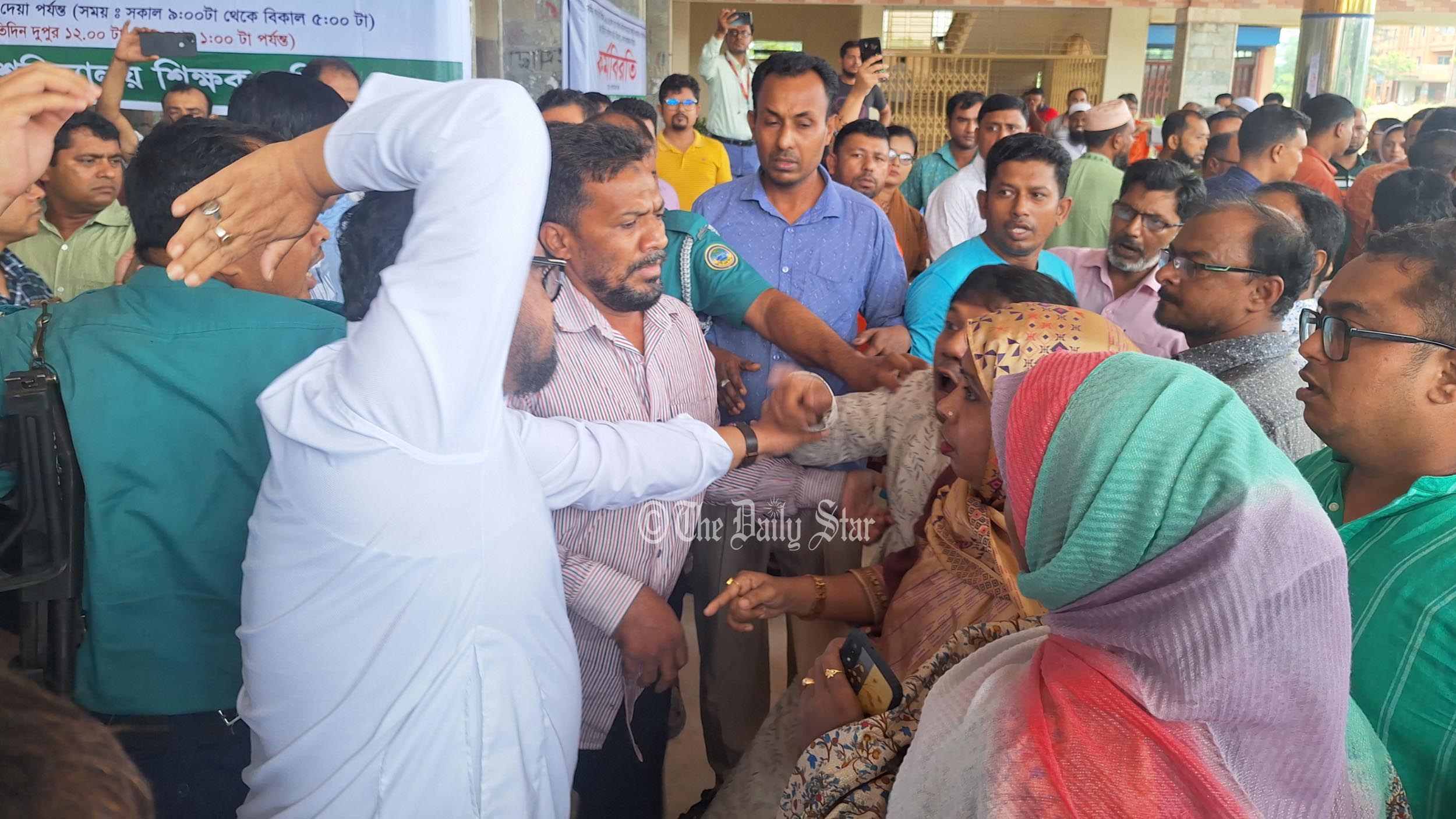 বরিশাল বিশ্ববিদ্যালয়ে পেনশন স্কিম নিয়ে ২ গ্রুপের সংঘর্ষে আহত ১০