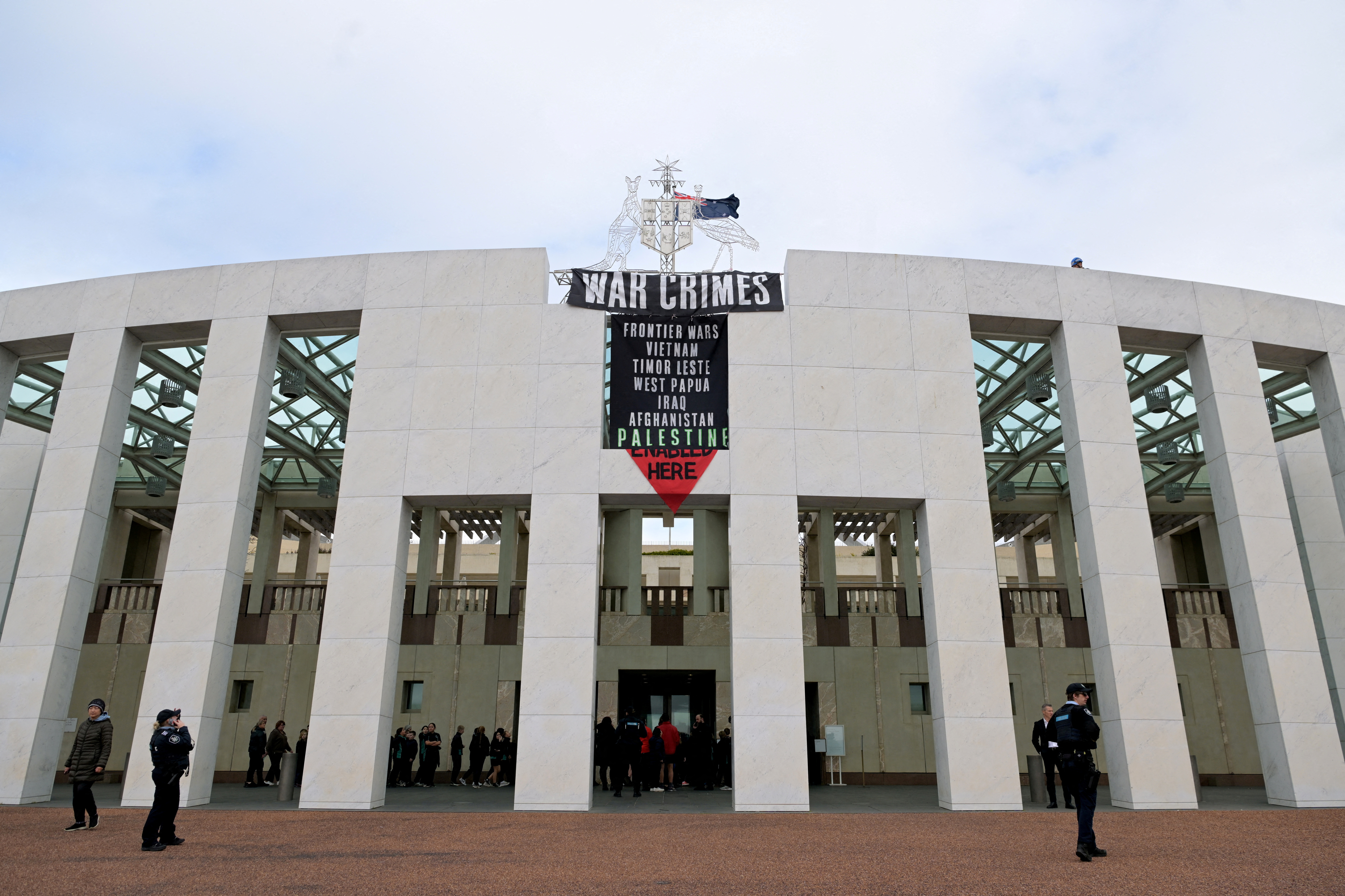 অস্ট্রেলিয়ার পার্লামেন্টের ছাদে উঠে ইসরায়েলি গণহত্যার বিরুদ্ধে বিক্ষোভ