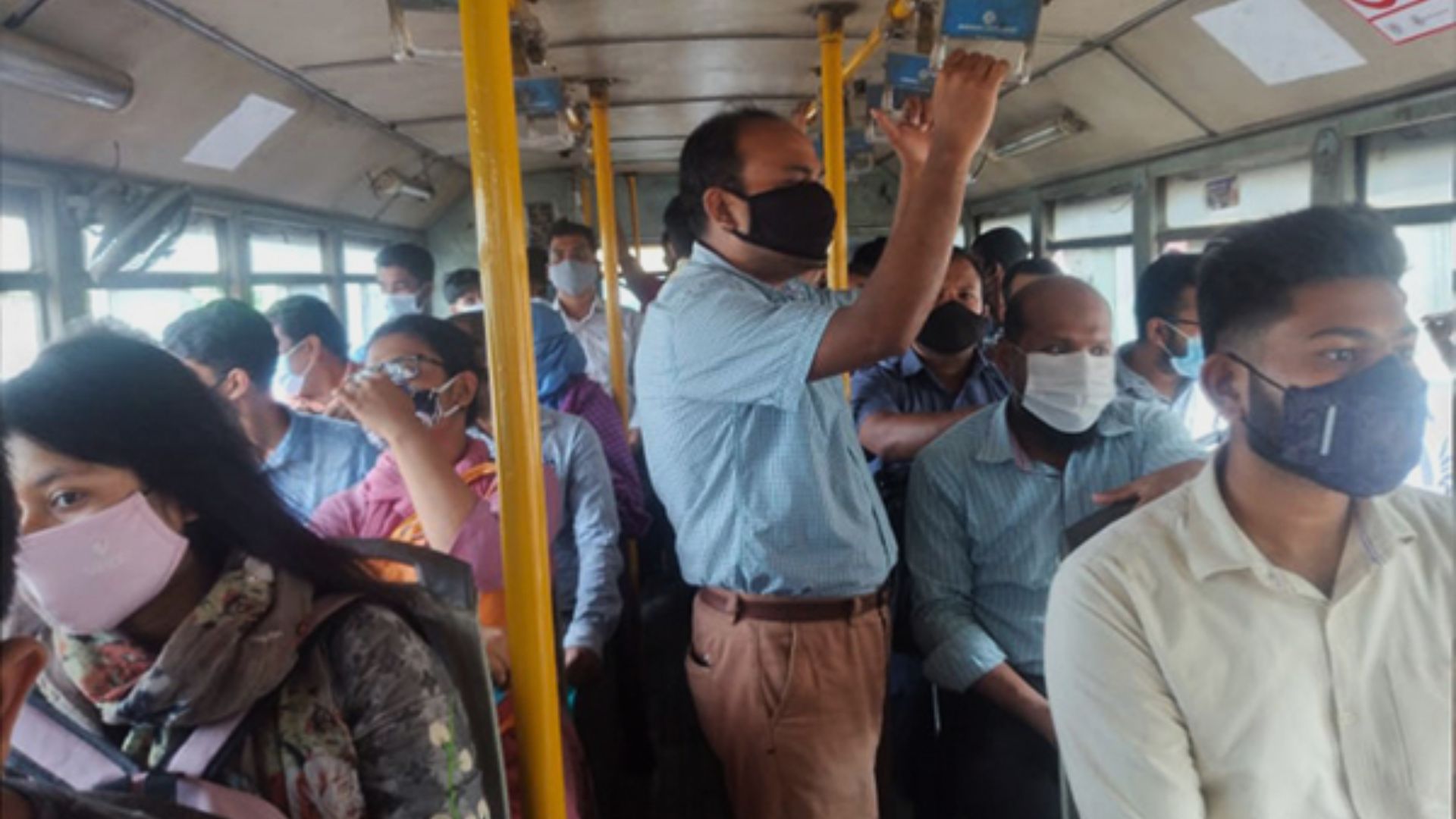 বাসে-ট্রেনে যেসব আচরণে বিরক্ত হয় অন্যরা