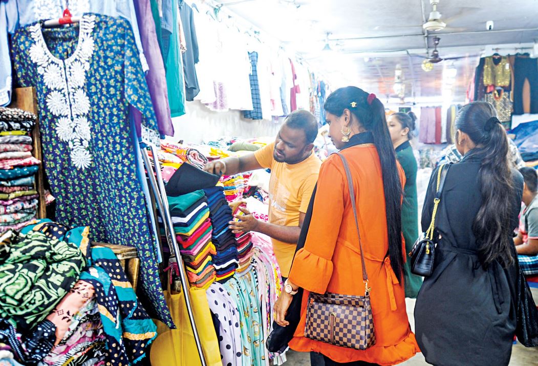 সাশ্রয়ী মূল্যে কেনাকাটায় উত্তরার হিমালয় বঙ্গ বাজার