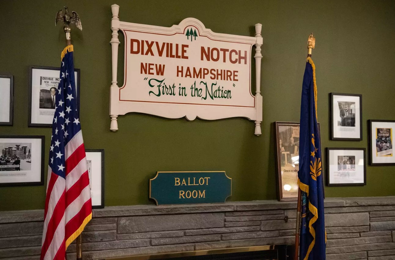 প্রথম ভোটকেন্দ্রে সমানে সমান ট্রাম্প-কমলা