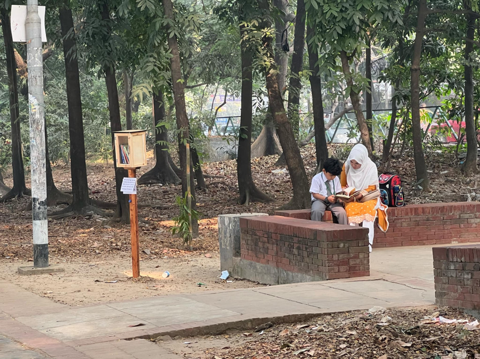 ধানমন্ডি লেক পার্কের ক্ষুদে লাইব্রেরি
