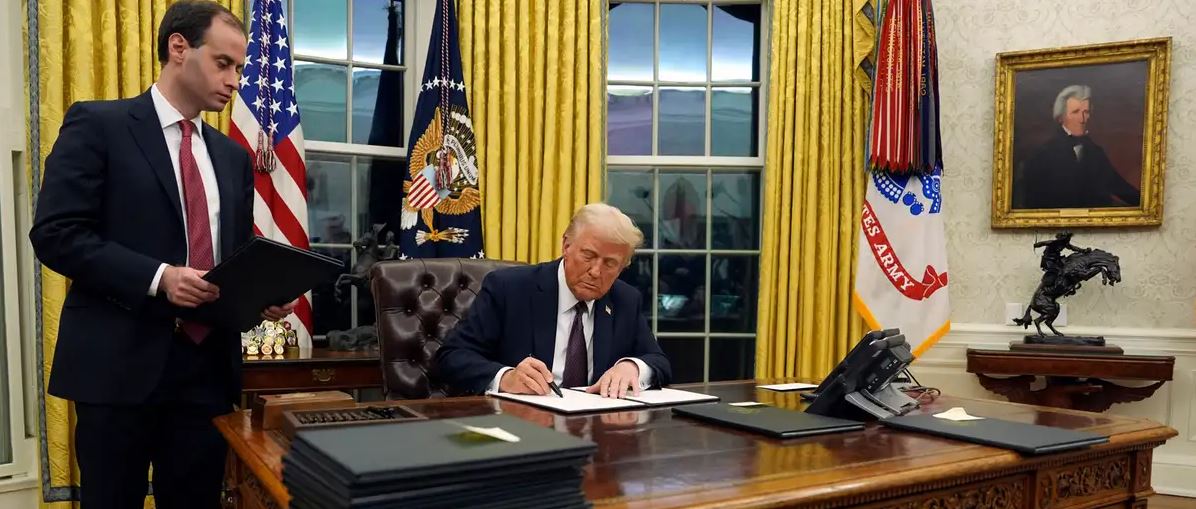 জন্মসূত্রে নাগরিকত্ব বাতিলের নির্বাহী আদেশে সই করলেন ট্রাম্প