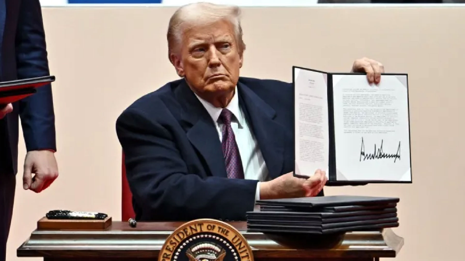 ট্রাম্পের নির্বাহী আদেশের মাধ্যমে আবার ‘মুসলিম নিষেধাজ্ঞা’, ফিলিস্তিনপন্থি শিক্ষার্থীদের দমন করার শঙ্কা