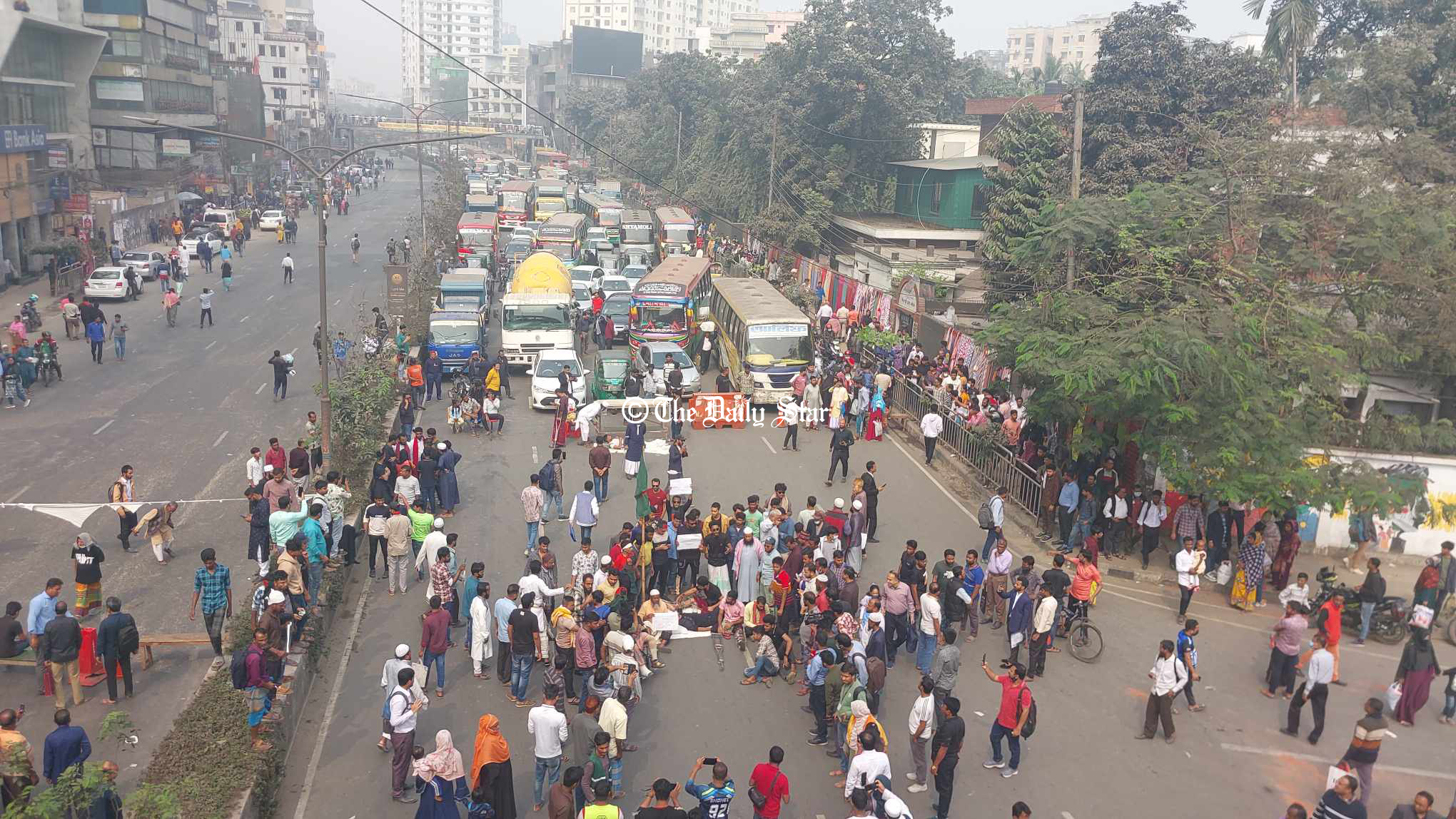 মিরপুর রোডে গণঅভ্যুত্থানে আহতদের বিক্ষোভ, যান চলাচল বন্ধ