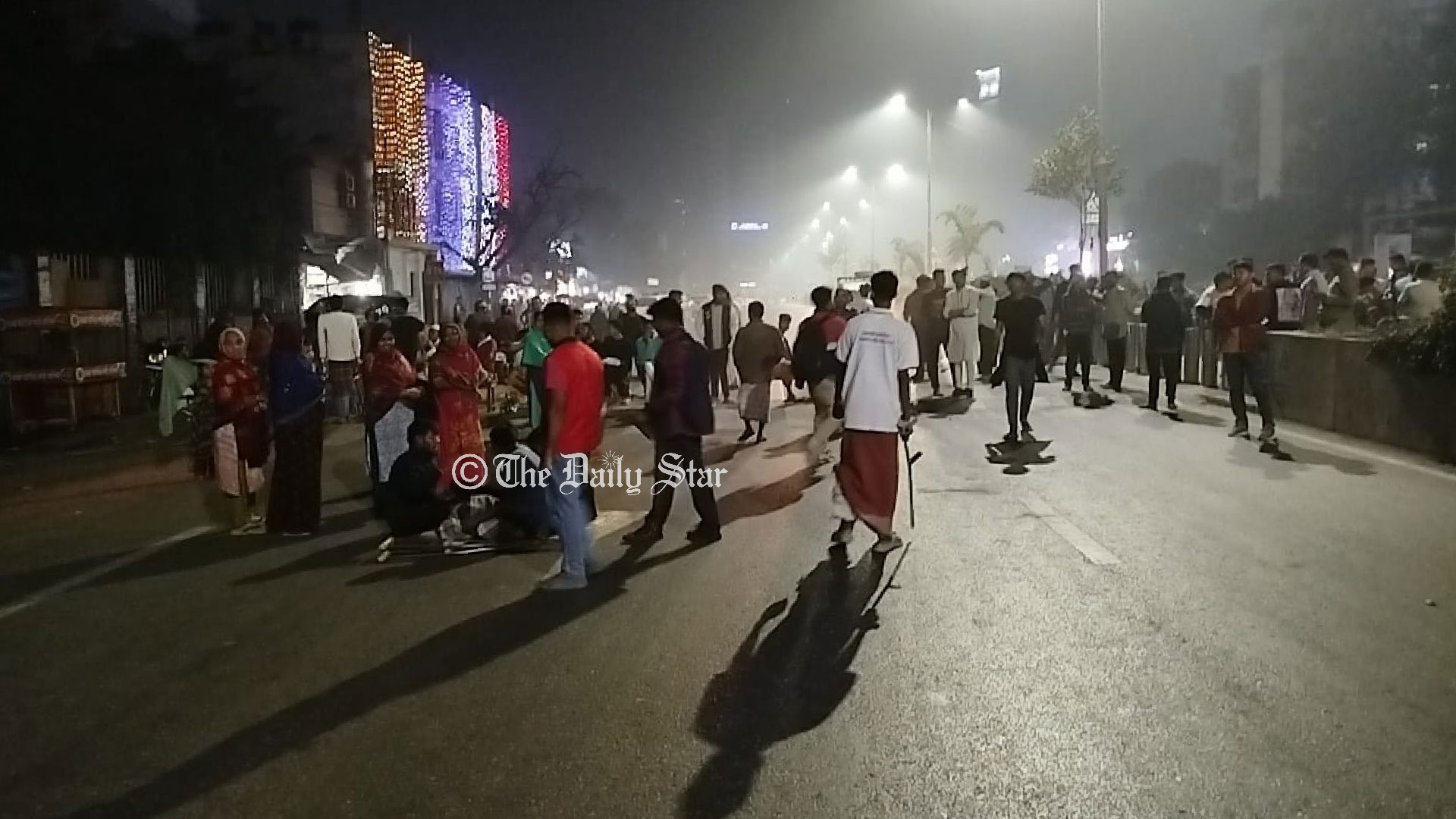 পঙ্গু হাসপাতালের সামনে বৈষম্যবিরোধী আন্দোলনে আহতদের সড়ক অবরোধ