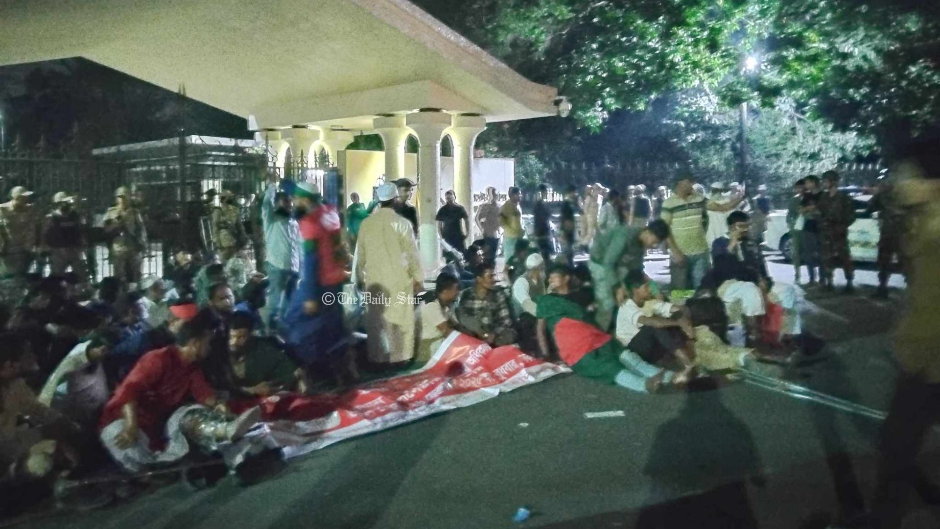 ৩ দাবিতে ৮ ঘণ্টা ধরে প্রধান উপদেষ্টার কার্যালয়ের সামনে অভ্যুত্থানে আহত ও শহীদ পরিবার