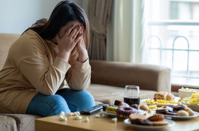 দুশ্চিন্তায় অতিরিক্ত খাওয়ার অভ্যাস ‘স্ট্রেস ইটিং’ প্রতিরোধে যা করবেন