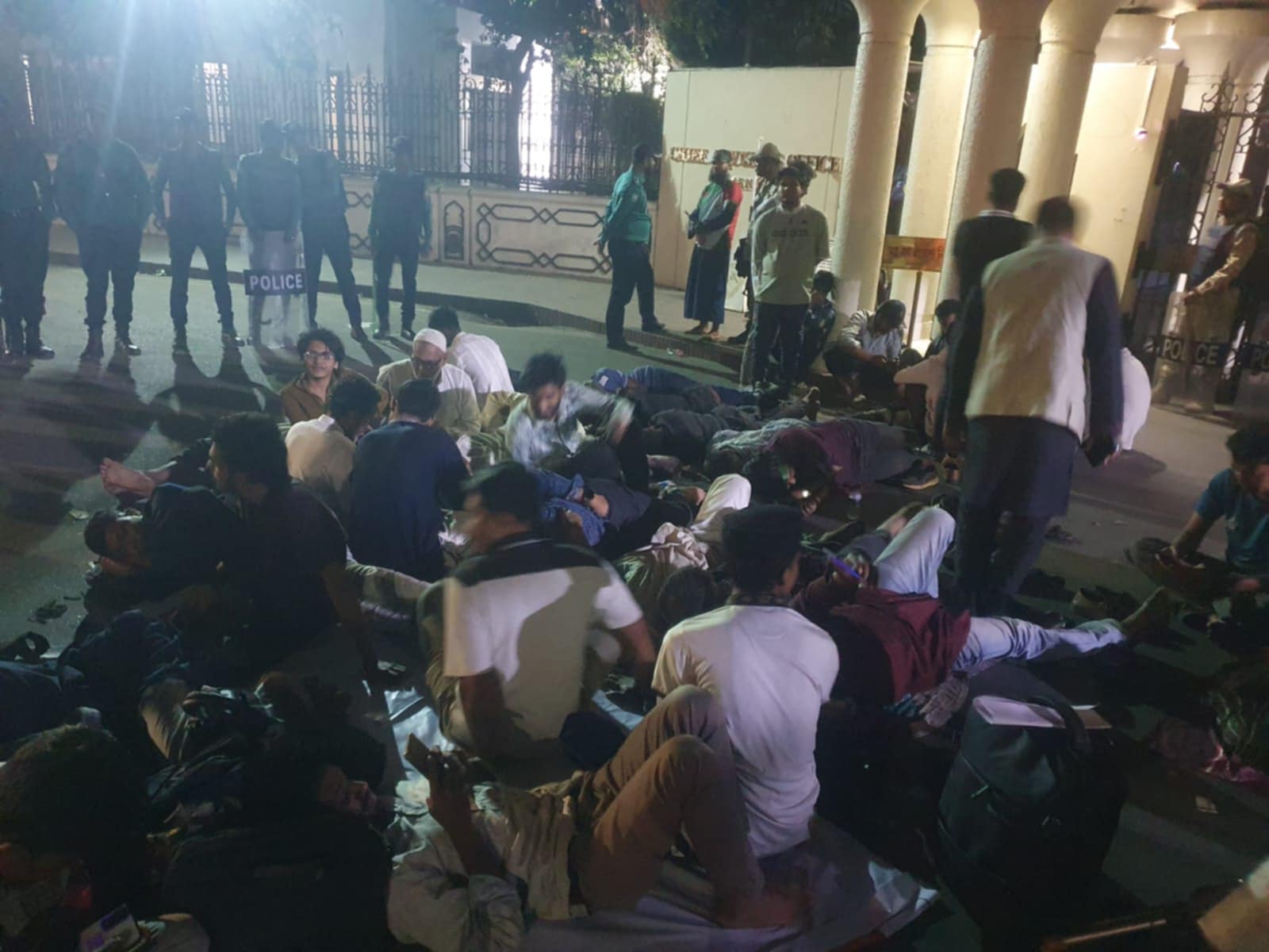 ‘দাবি আদায় না হলে ঘরে ফিরবে না’ প্রধান উপদেষ্টার কার্যালয়ের সামনে অবস্থানরত অভ্যুত্থানে আহত ও শহীদ পরিবার