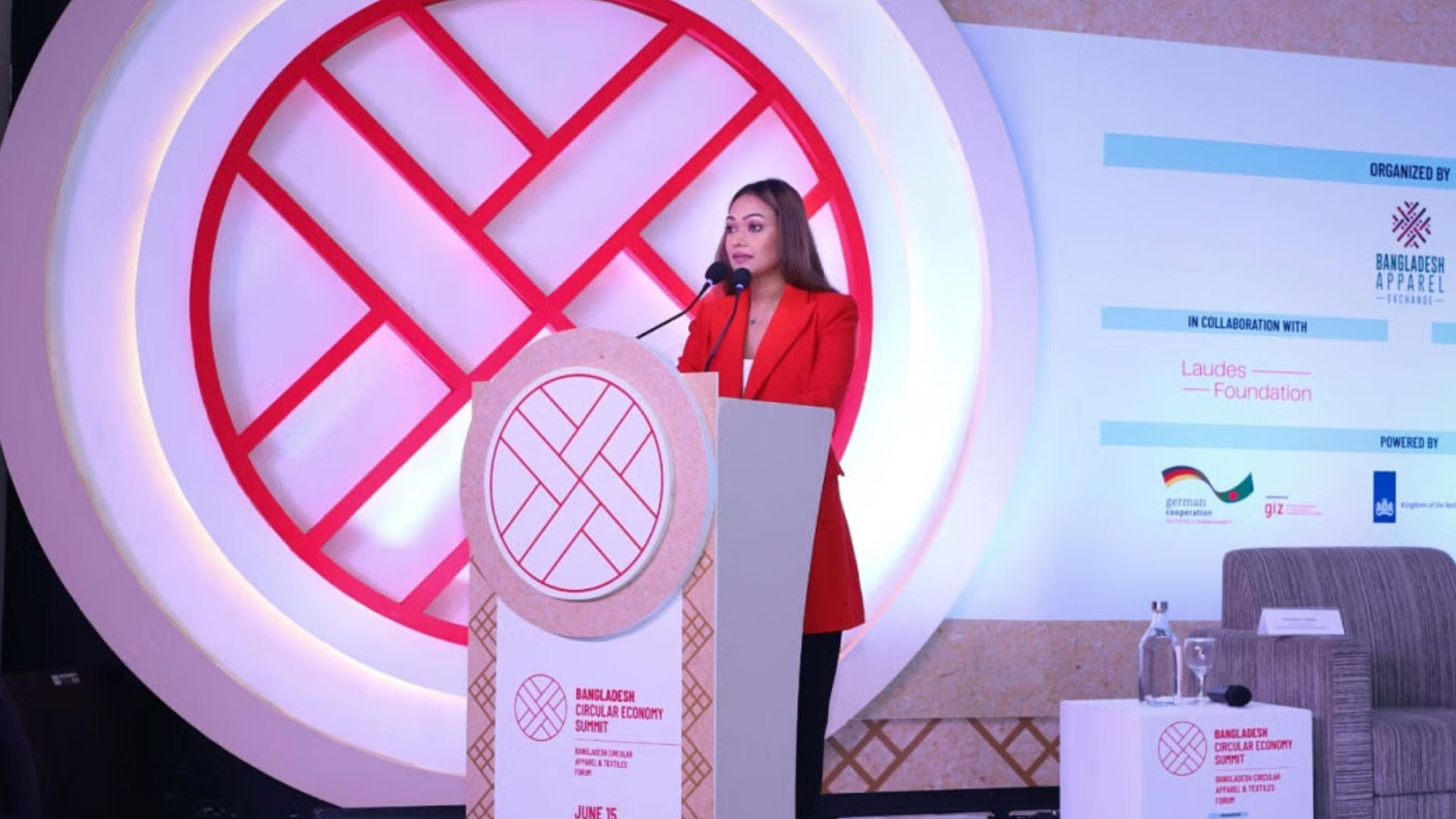 ফ্যাশনের নিয়ম নতুন করে লিখেছেন যিনি: আজরা মাহমুদের সঙ্গে কথোপকথন