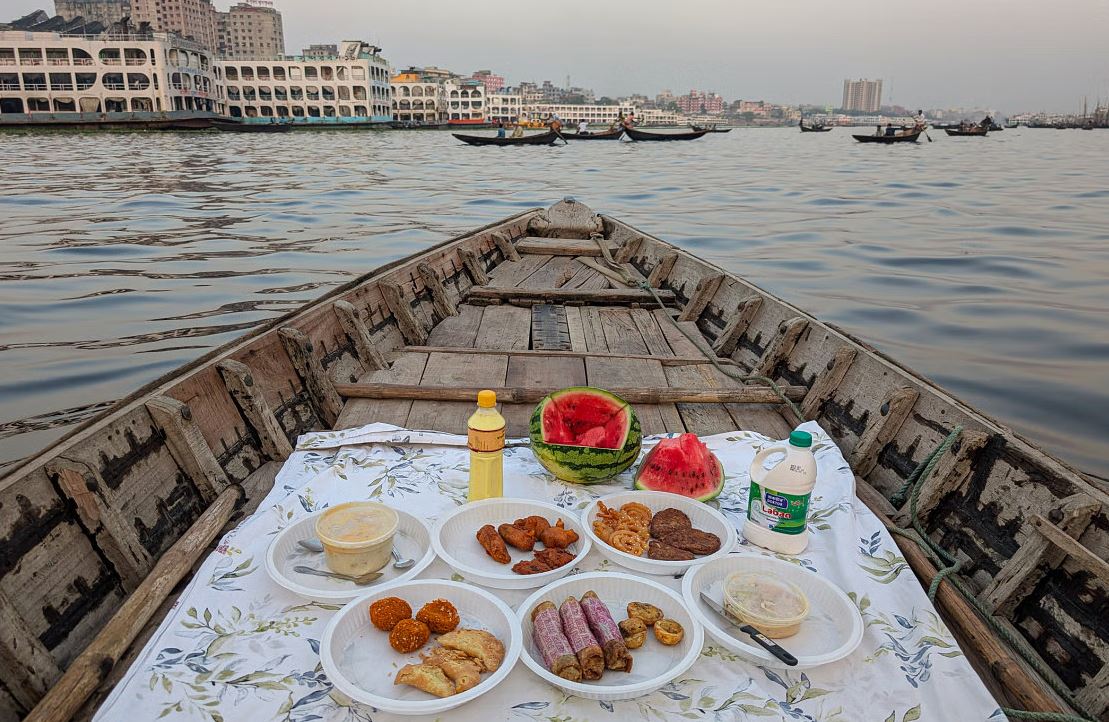 সূর্যাস্ত, মৃদু হাওয়া আর ইফতার: বুড়িগঙ্গার বুকে এক জাদুকরী সন্ধ্যা