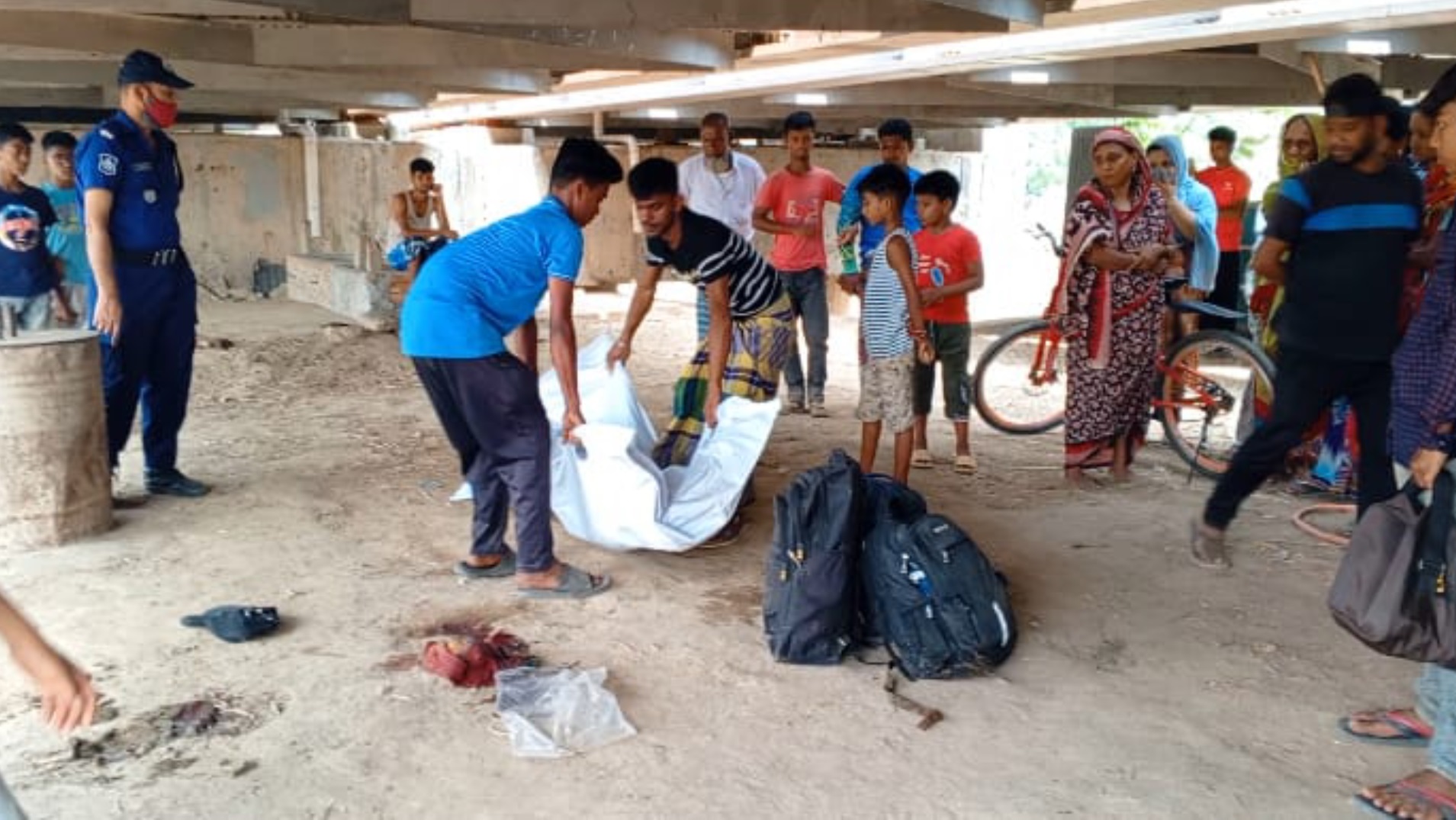 চলন্ত ট্রেনের ছাদে ‘টিকটক’ করতে গিয়ে ছিটকে পড়ে নিহত ২