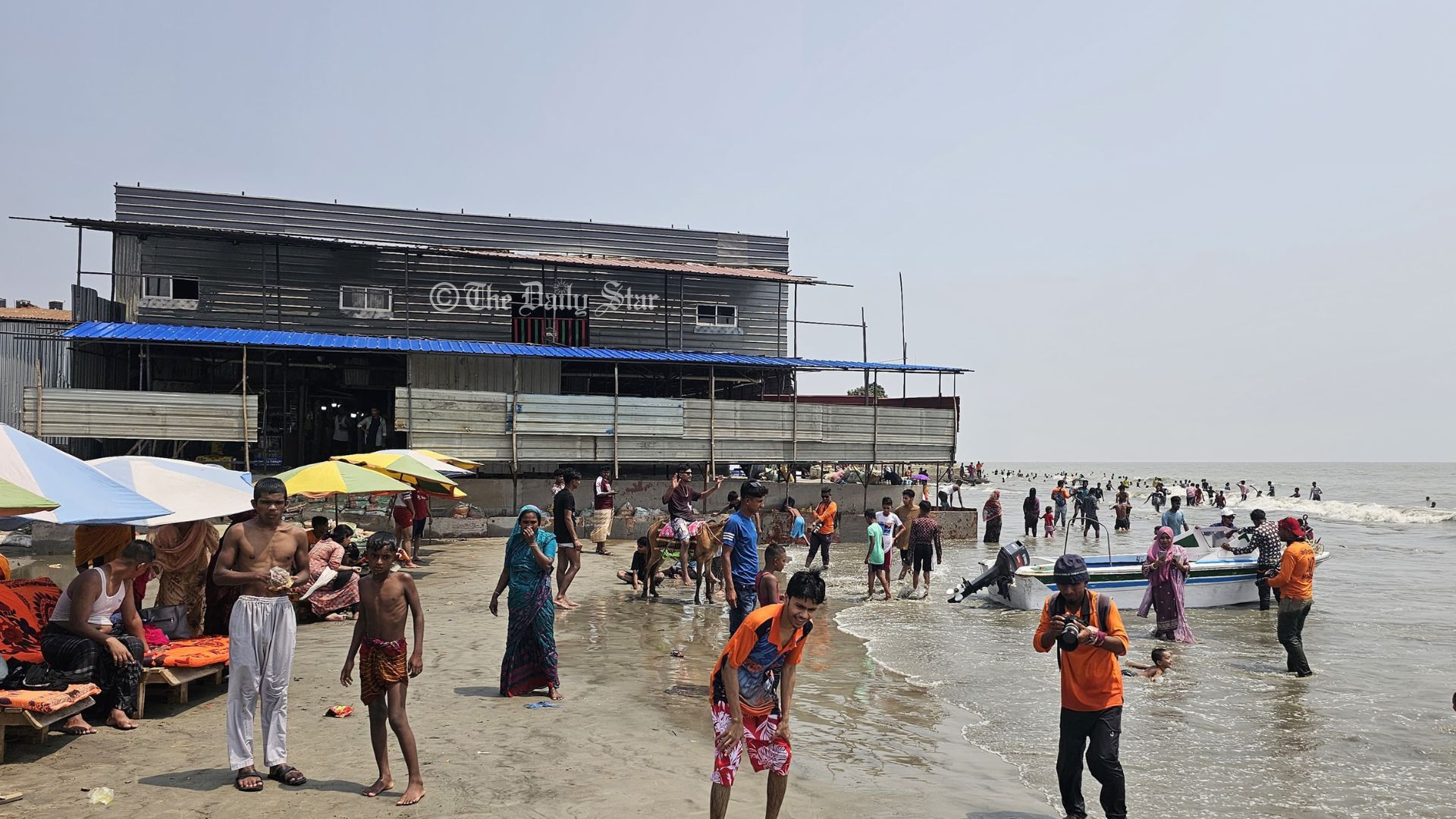 কুয়াকাটা সৈকত দখল করে ‘ঝুঁকিপূর্ণ’ মার্কেট নির্মাণ