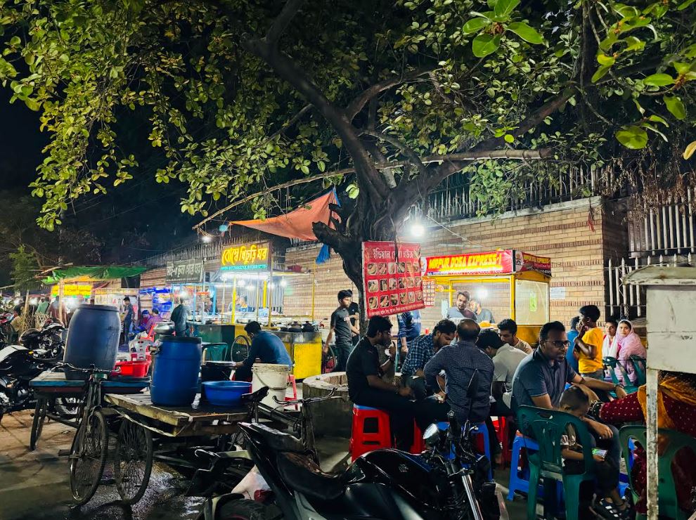 রাত বাড়লেই জমে ওঠে মিরপুরের এই ‘খিচুড়ি রাজ্য’