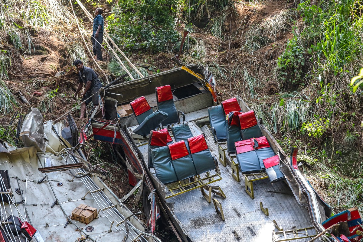 শ্রীলঙ্কায় তীর্থযাত্রীবাহী বাস খাদে পড়ে নিহত ২১