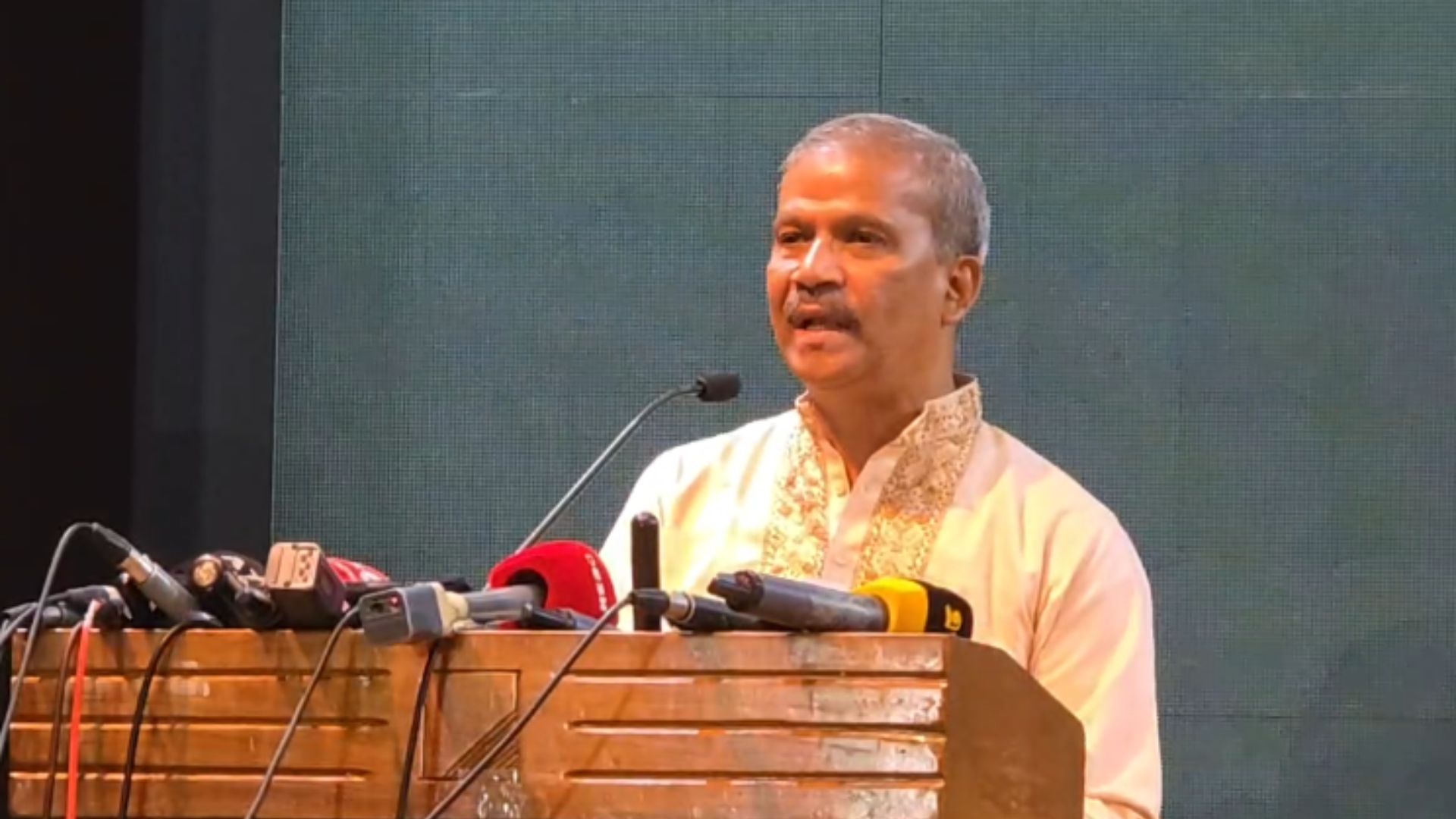 নতুন সংবিধান প্রণয়ন করতে ২-৩ বছর লাগতে পারে: আইন উপদেষ্টা