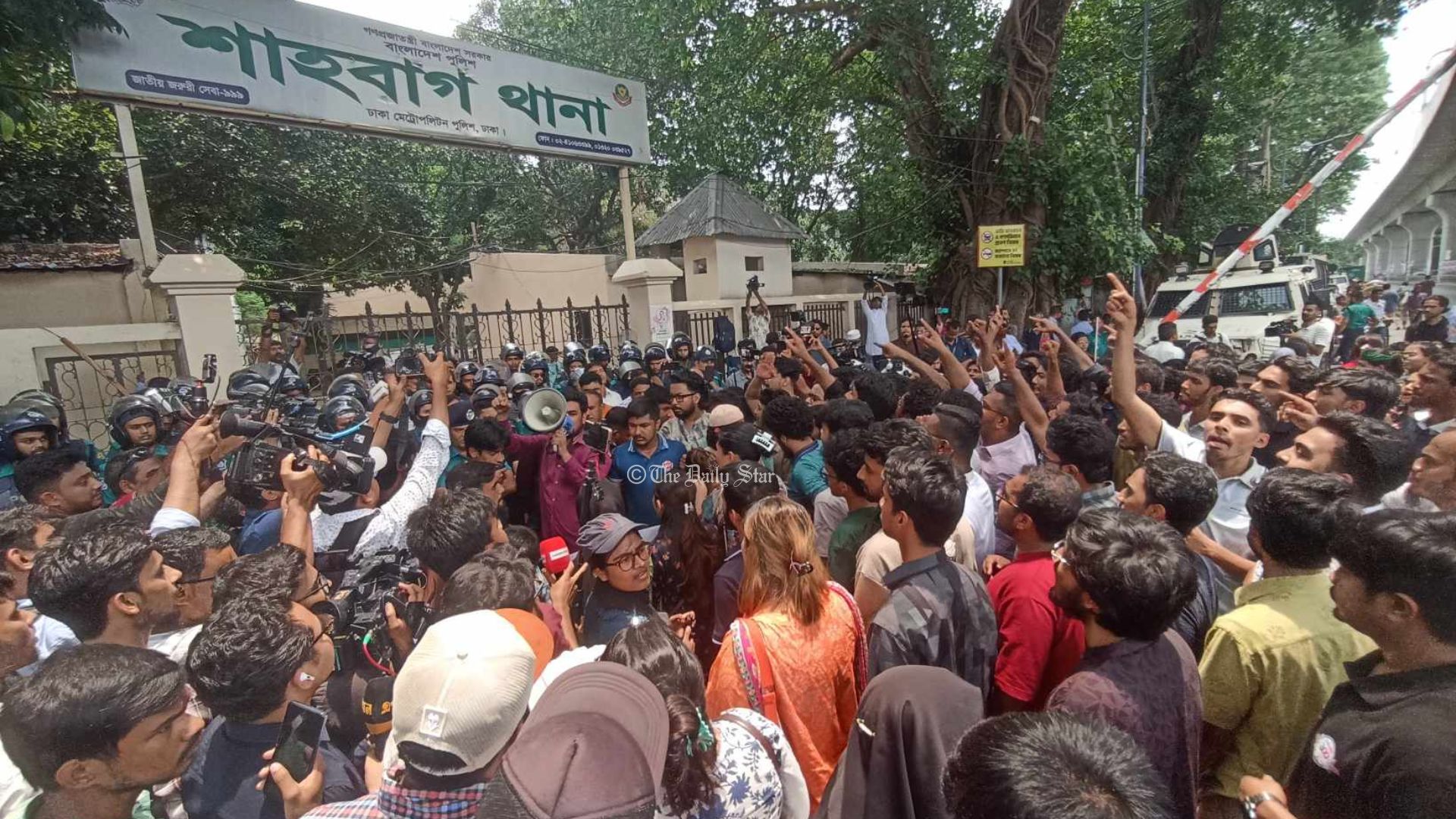 সাম্য হত্যা: শাহবাগ থানা ঘেরাও করে জড়িতদের গ্রেপ্তারে ৪৮ ঘণ্টার আলটিমেটাম