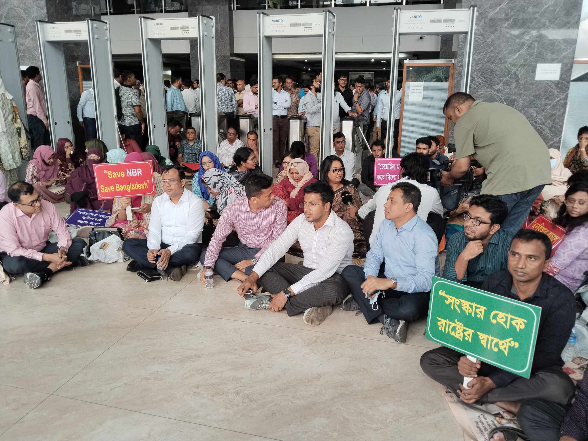 আন্দোলনরত এনবিআর কর্মকর্তাদের কর্মবিরতি চলছে