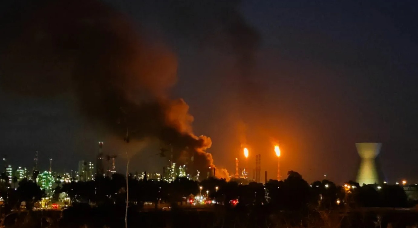 ইরানের হামলায় ইসরায়েলি তেল পরিশোধনাগারের কার্যক্রম বন্ধ