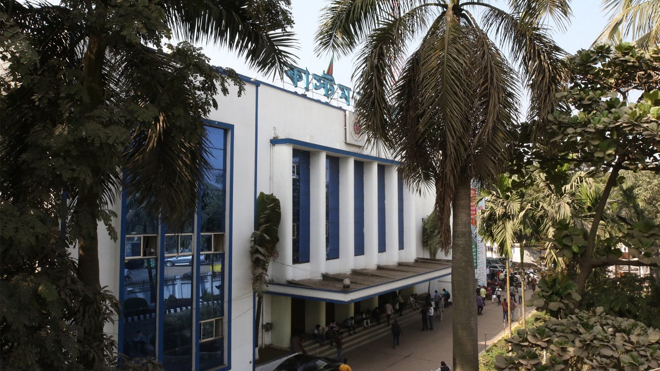 এনবিআর কর্মকর্তাদের শাটডাউন: চট্টগ্রাম কাস্টমস হাউসে আমদানি-রপ্তানি বন্ধ, ভোগান্তি