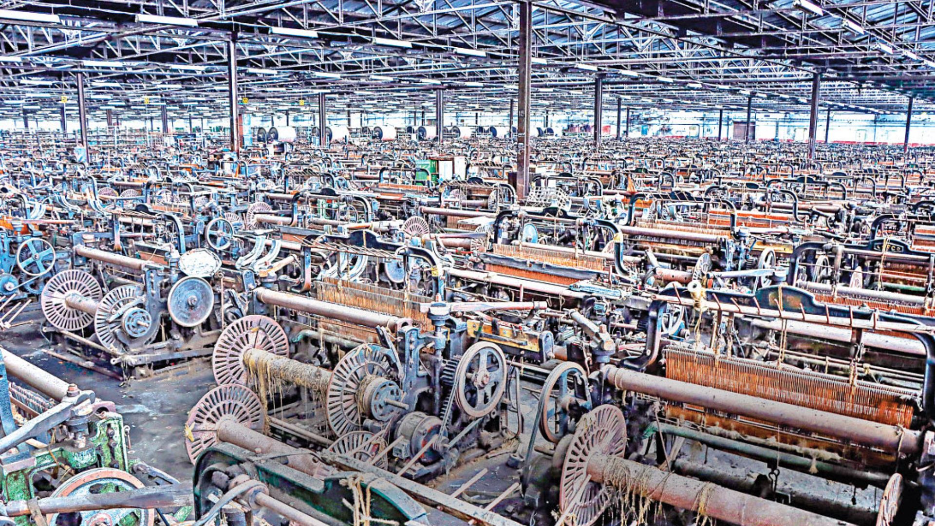 থমকে আছে জীবনের চাকা: পাটকল চালুর আশায় হাজারো শ্রমিক