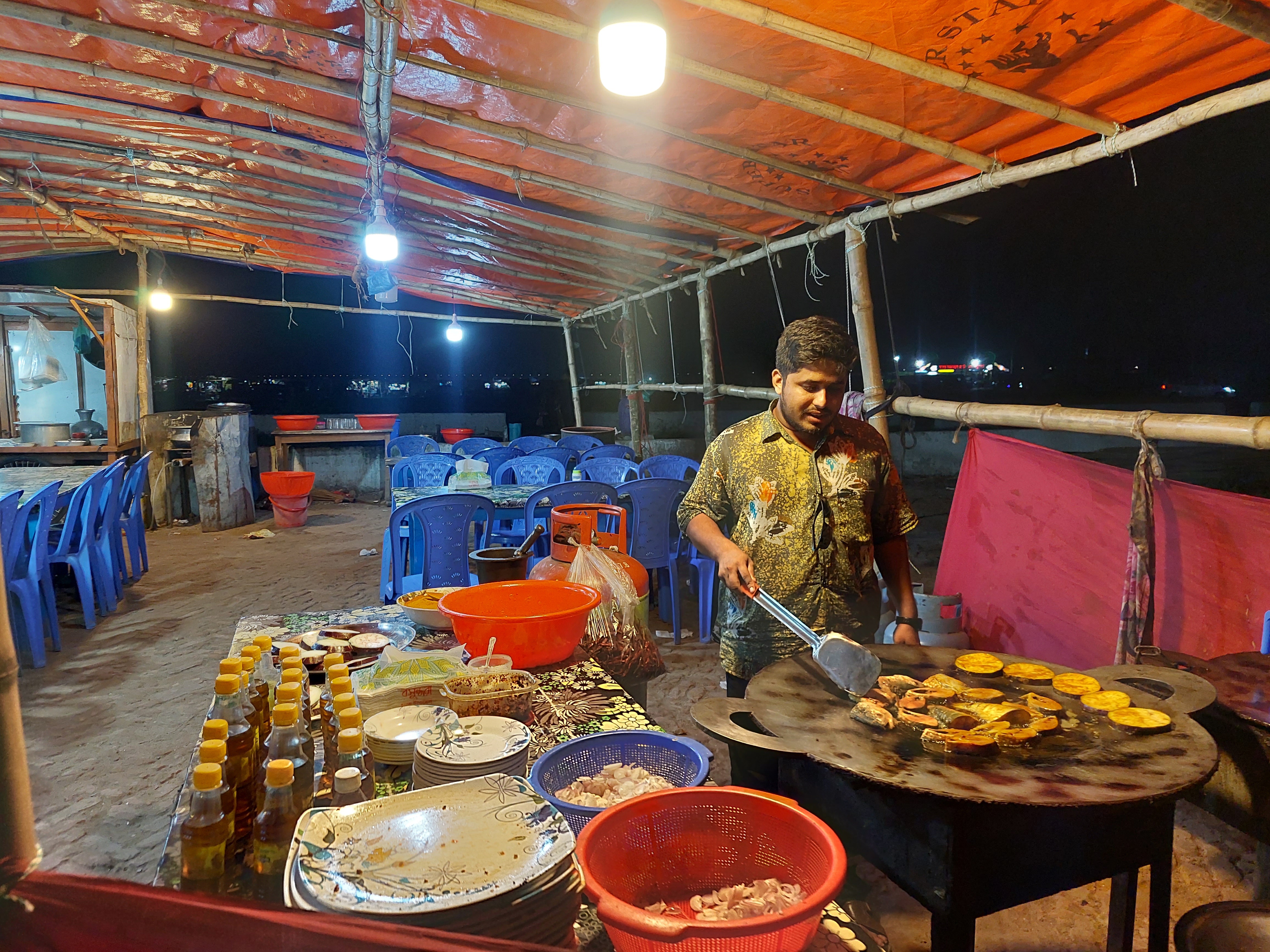 ঢাকার অদূরে পদ্মার পাড়ে বসে তাজা ইলিশ খেতে চাইলে