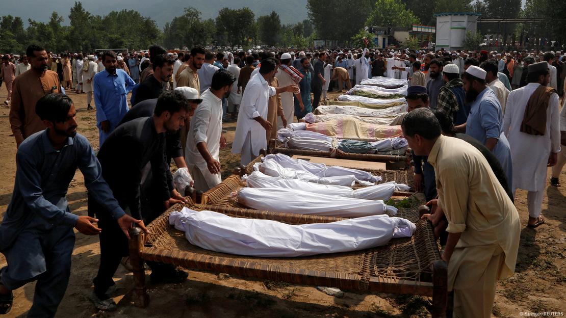 পাকিস্তানে আকস্মিক বন্যায় মৃতের সংখ্যা বেড়ে ৩২৭