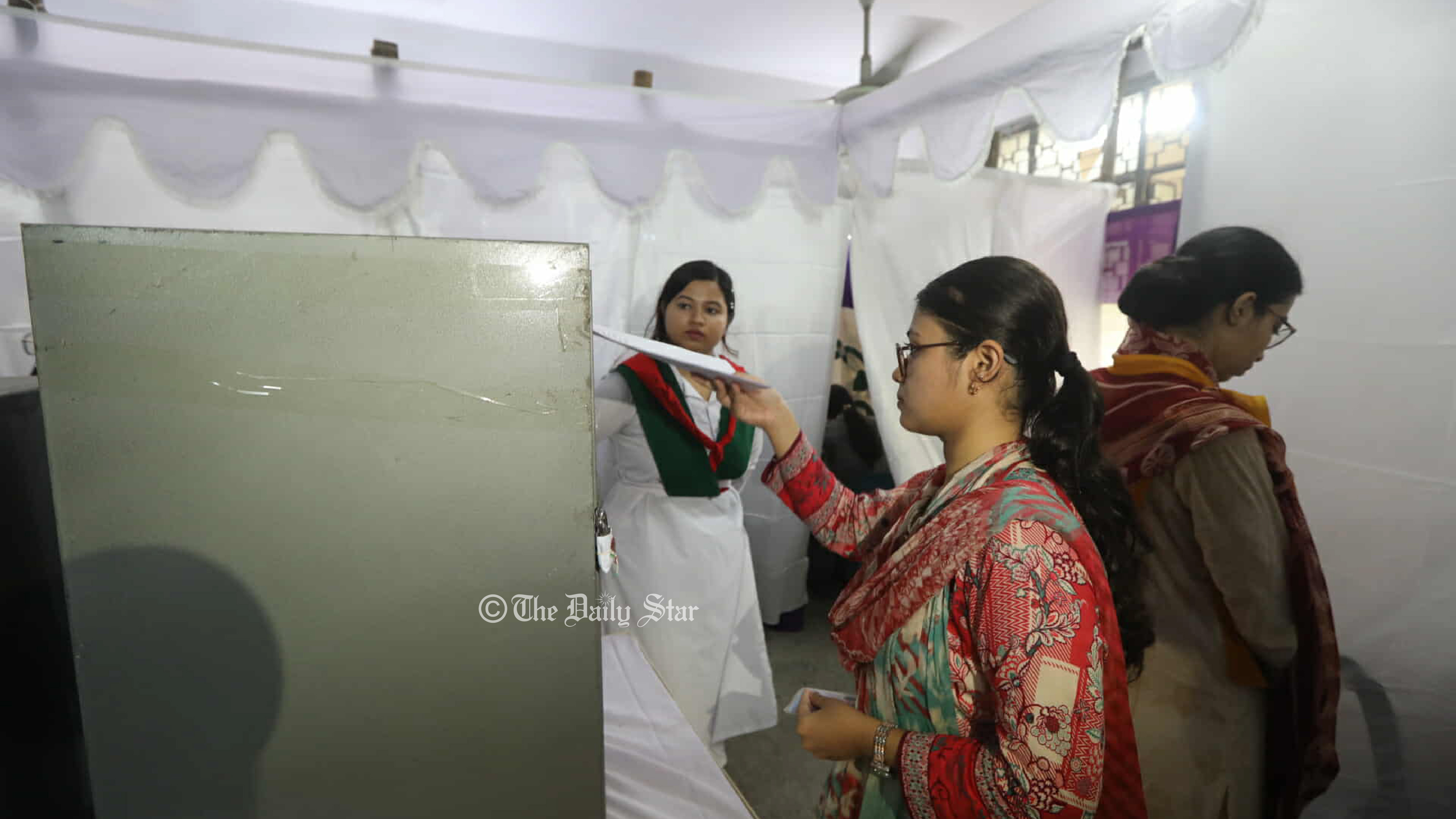 কেন্দ্র-হল সংসদ মিলিয়ে ৪১ ভোট দিচ্ছেন না অনেকেই