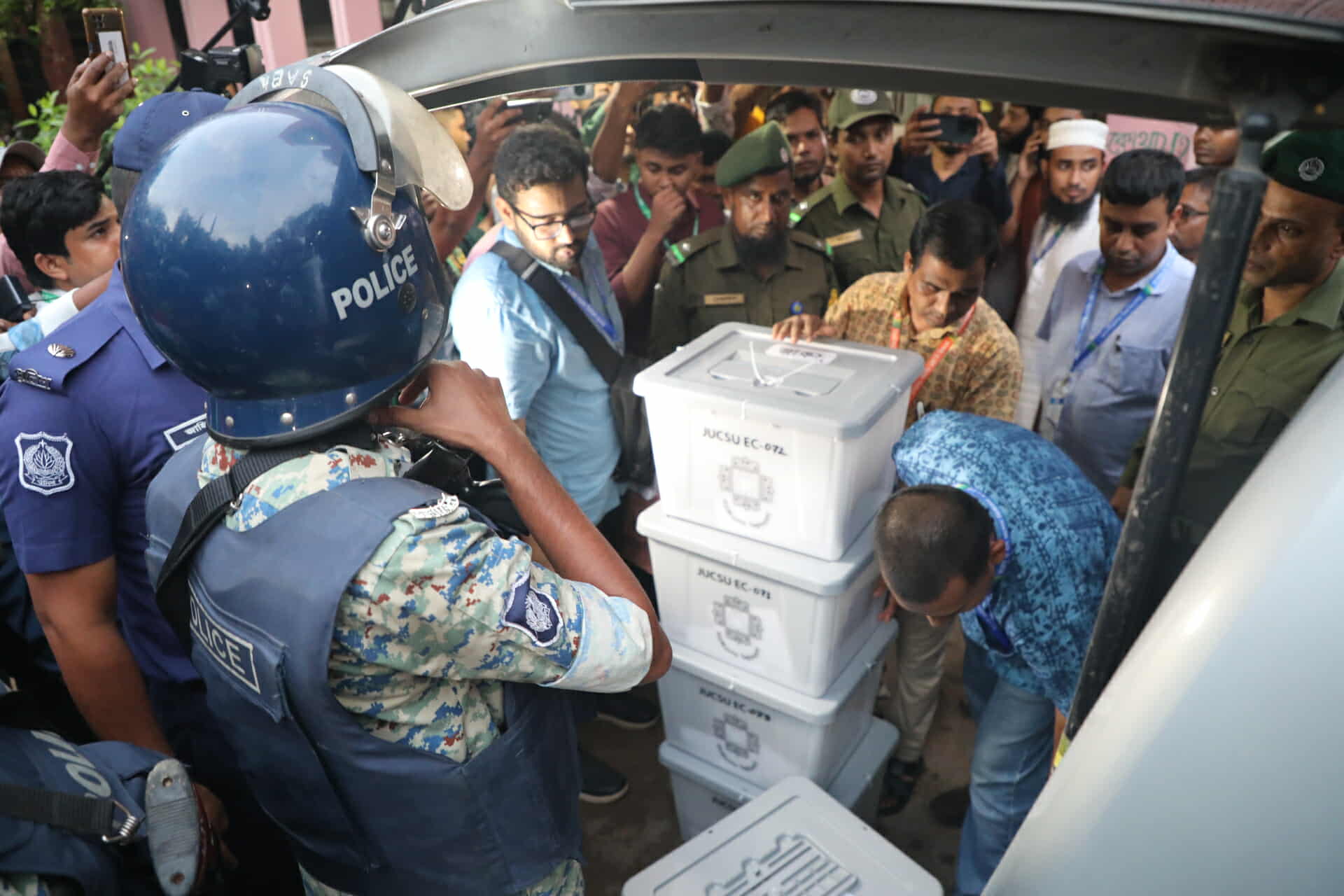 অনিয়ম-অভিযোগের মধ্য দিয়ে শেষ হলো জাকসুর ভোটগ্রহণ, গণনা শুরু ৭টায়