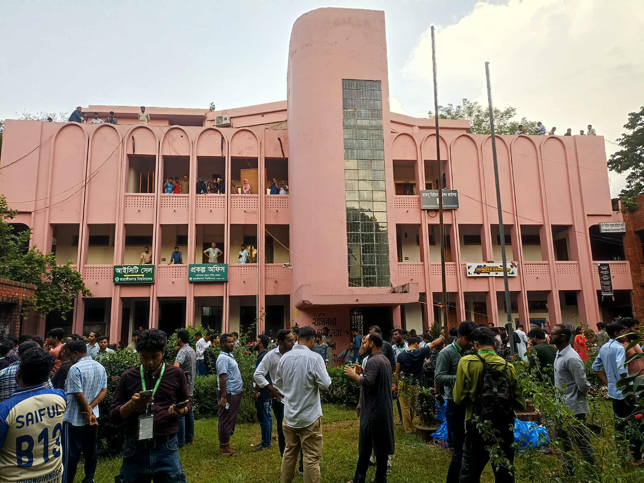 জাকসু: ফল ঘোষণায় দেরি, ক্লান্ত-হতাশ-ক্ষুব্ধ শিক্ষার্থীরা